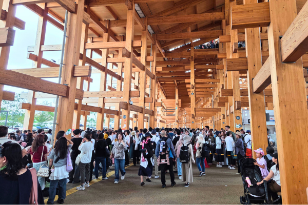 9月18日の大混雑している大阪万博大屋根リング下の様子